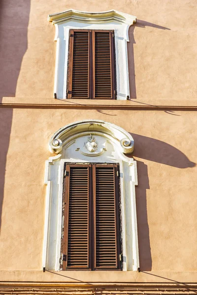 Twee vensters van een oude klassieker gebouw in Rome, Italië — Stockfoto
