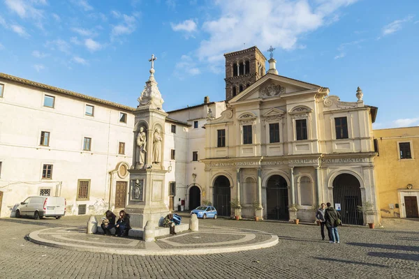 Basilikan St Bartholomew på ön i Rom, Italien — Stockfoto