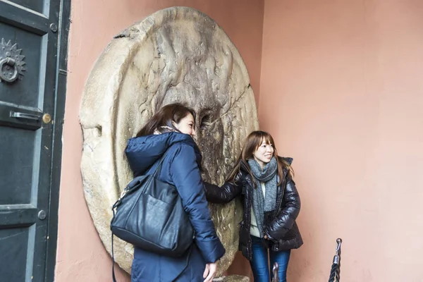La Bocca della Verita con dos chicas en Roma, Italia —  Fotos de Stock