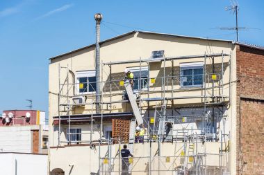Barselona da iskele üzerinde inşaat işçileri