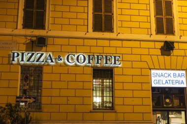 Roma, Italya'geceleri aydınlatılan aperatif bar işareti