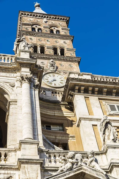 Βασιλική di santa maria maggiore στη Ρώμη, Ιταλία从水里跳跃在日落粉红色. — Stockfoto