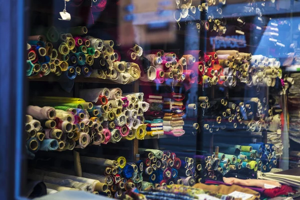 Rouleaux de tissu à vendre dans un magasin de tissus à Rome, Italie — Photo