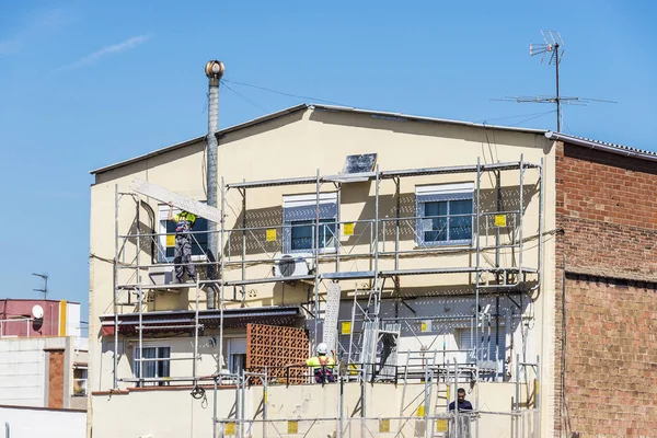 Bauarbeiter arbeiten an Gerüsten in Barcelona, Spanien — Stockfoto