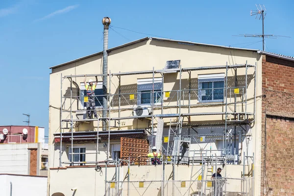 Bauarbeiter arbeiten an Gerüsten in Barcelona, Spanien — Stockfoto