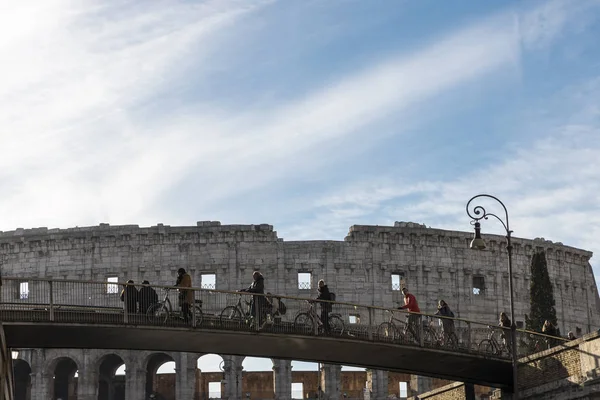 Ciclistas que circulam em frente ao Coliseu de Roma, Itália — Fotografia de Stock