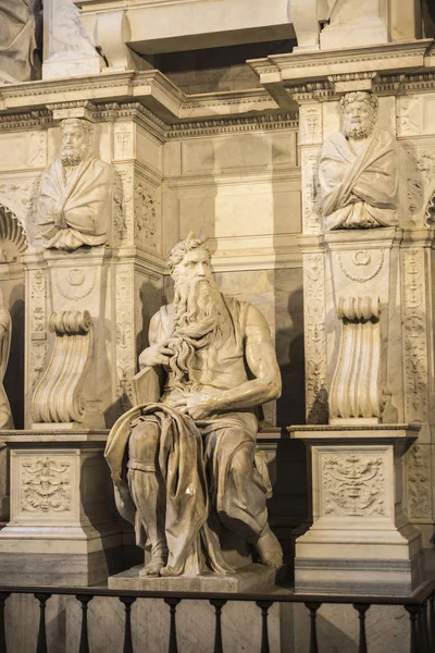 Marmorstaty av Moses skulpterad av Michelangelo i Rom, Italien — Stockfoto
