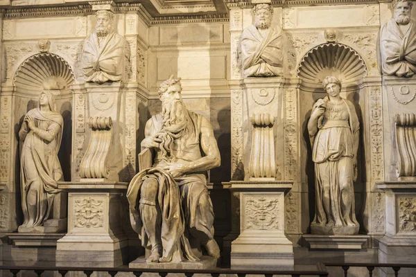 Marmorstaty av Moses skulpterad av Michelangelo i Rom, Italien — Stockfoto