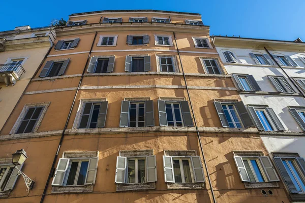 Fasáda staré klasické budově v Římě, Itálie — Stock fotografie