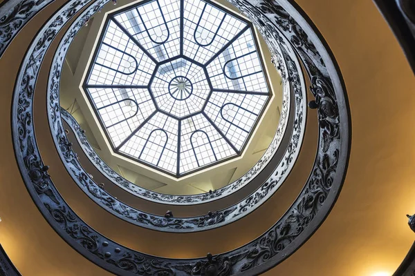 Escalier en colimaçon au Musée du Vatican dans la Cité du Vatican — Photo