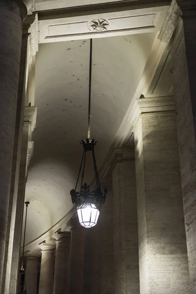 Plaza de San Pedro por la noche en la Ciudad del Vaticano, Vaticano — Foto de Stock