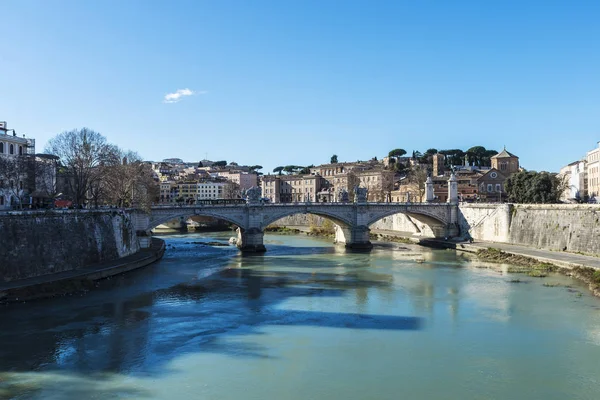 Bro över floden Tiber i Rom, Italien — Stockfoto