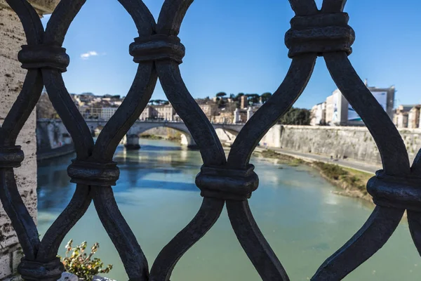 Kované železné zábradlí mostu v Římě, Itálie — Stock fotografie