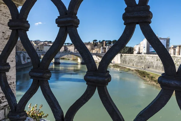 Trilho de ferro forjado de uma ponte em Roma, Itália — Fotografia de Stock