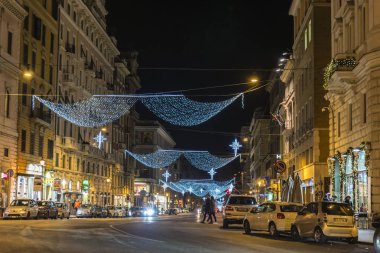 Noel ışıkları gece bir sokakta Roma, İtalya