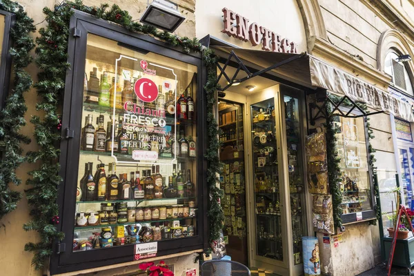 Magasin d'alcool et de souvenirs à Rome, Italie — Photo