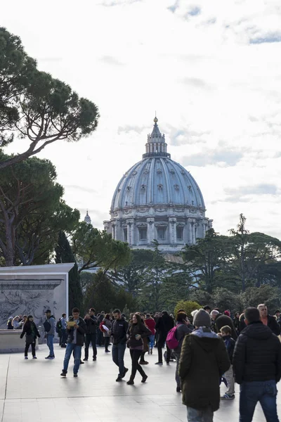 Straße voller Touristen in Rom, Italien — Stockfoto