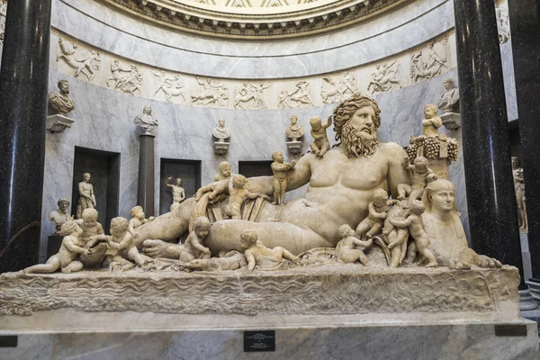 Staty av Nile guden på Vatikanmuseerna i Vatikanstaten — Stockfoto