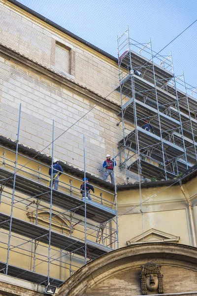 Bauarbeiter arbeiten an Gerüsten in der Vatikanstadt — Stockfoto