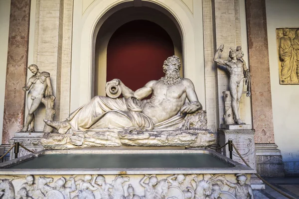 Estatua de mármol en el Museo Vaticano en la Ciudad del Vaticano —  Fotos de Stock