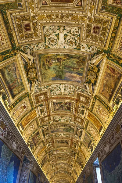 Corredor en el Museo Vaticano en la Ciudad del Vaticano, Vaticano — Foto de Stock