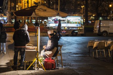 Roma, İtalya, gece kestane sokak satıcısı