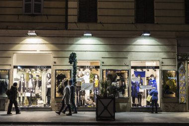 Roma, Italya'geceleri bir sokakta yürürken insanlar