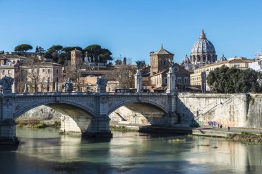 Roma, İtalya 'daki Tiber Nehri üzerindeki köprü