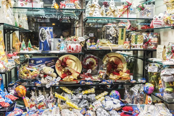 Magasin de souvenirs à Rome, Italie — Photo