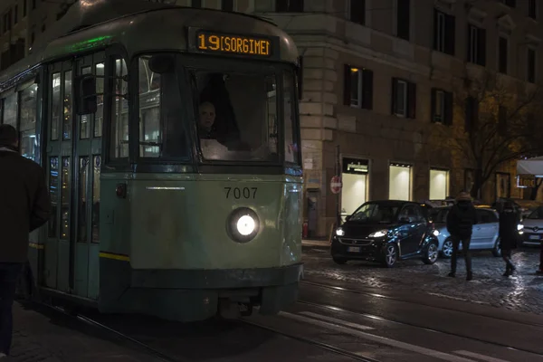 Tram tussen traffic's nachts in Rome, Italië — Stockfoto