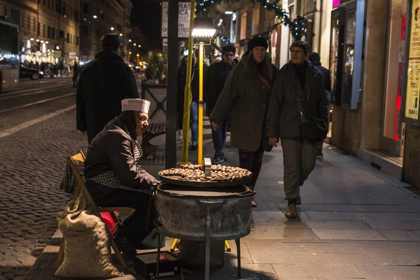 Vendedor ambulante de castañas por la noche en Roma, Italia — Foto de Stock