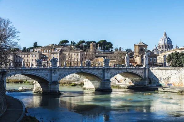 Ponte sobre o rio Tibre em Roma, Itália — Fotografia de Stock