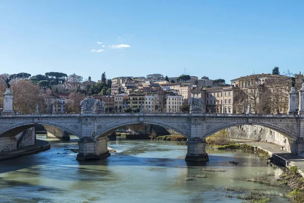 Jembatan di atas sungai Tiber di Roma, Italia — Stok Foto