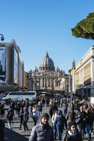 Calle llena de turistas en Roma, Italia — Foto de Stock