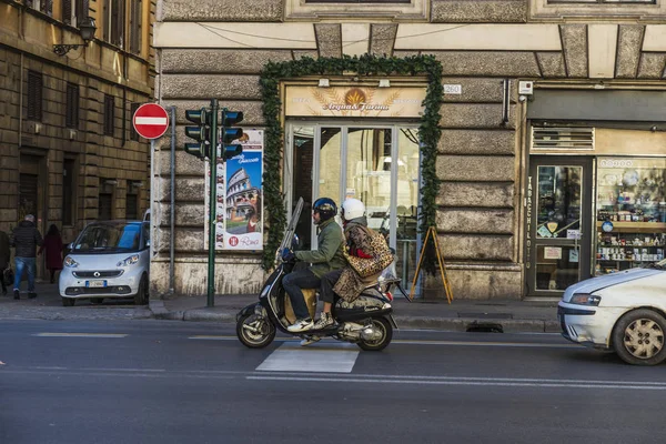 Jeune couple en moto à Rome, Italie — Photo