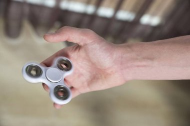 Topluca spinner oyuncakla oynamak çocuk