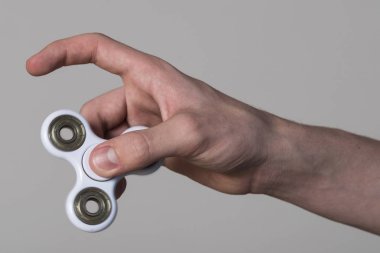 Topluca spinner oyuncakla oynamak çocuk