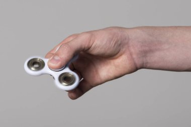 Topluca spinner oyuncakla oynamak çocuk