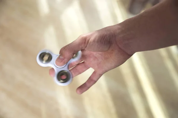 Garçon jouer avec fidget spinner jouet — Photo