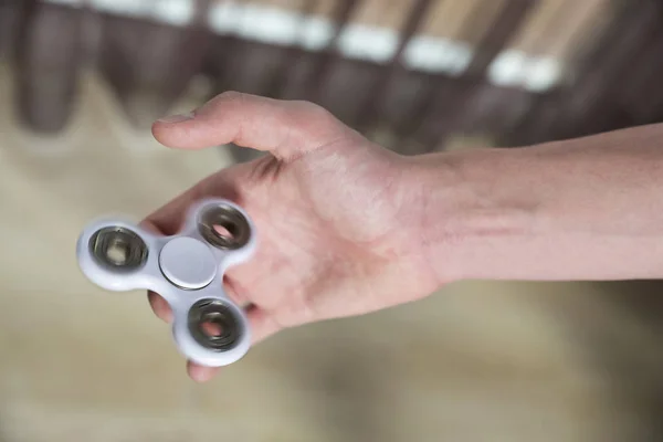 Menino brincando com fidget spinner brinquedo — Fotografia de Stock