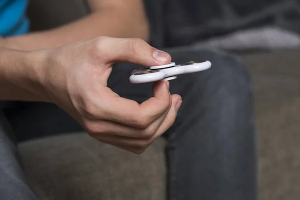 Ragazzo che gioca con fidget spinner giocattolo — Foto Stock