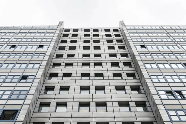 Fassade eines Wohnhochhauses in Berlin, Deutschland — Stockfoto