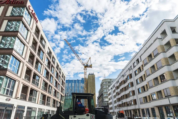 Werknemers asfaltering van een straat in Berlijn, Duitsland — Stockfoto