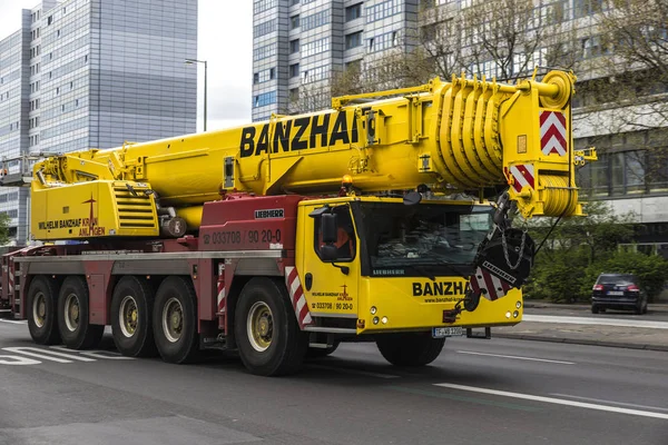 Pesada grúa móvil de la marca Liebherr en Berlín, Alemania — Foto de Stock