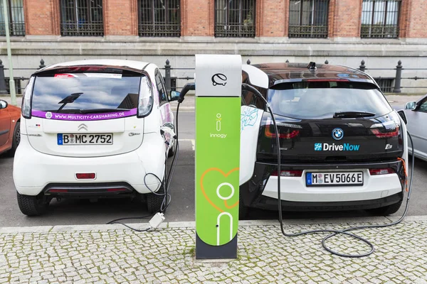 Voitures électriques rechargeant les batteries à Berlin, Allemagne — Photo