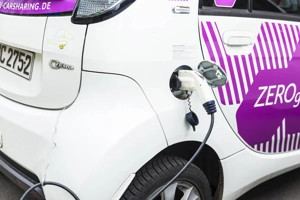 Elektrikli otomobil recharging süt, Berlin, Almanya