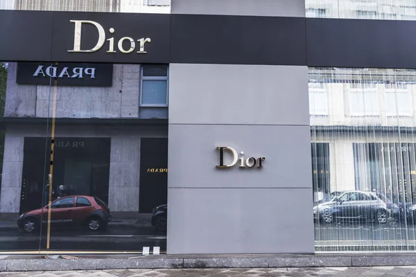 Loja Dior onde uma loja Prada é refletida em Dusseldorf, Germa — Fotografia de Stock