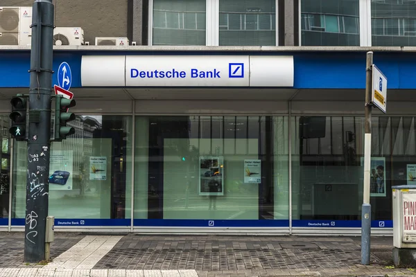 Branch of Deutsche Bank i Dusseldorf, Tyskland – stockfoto