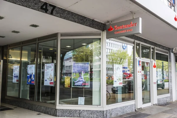 Pobočka banky Santander v Dusseldorf, Německo — Stock fotografie