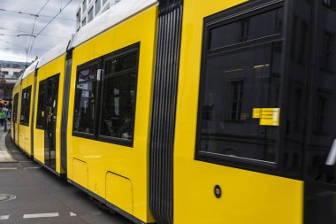Almanya'nın Berlin kentinde dolaşan sarı tramvay